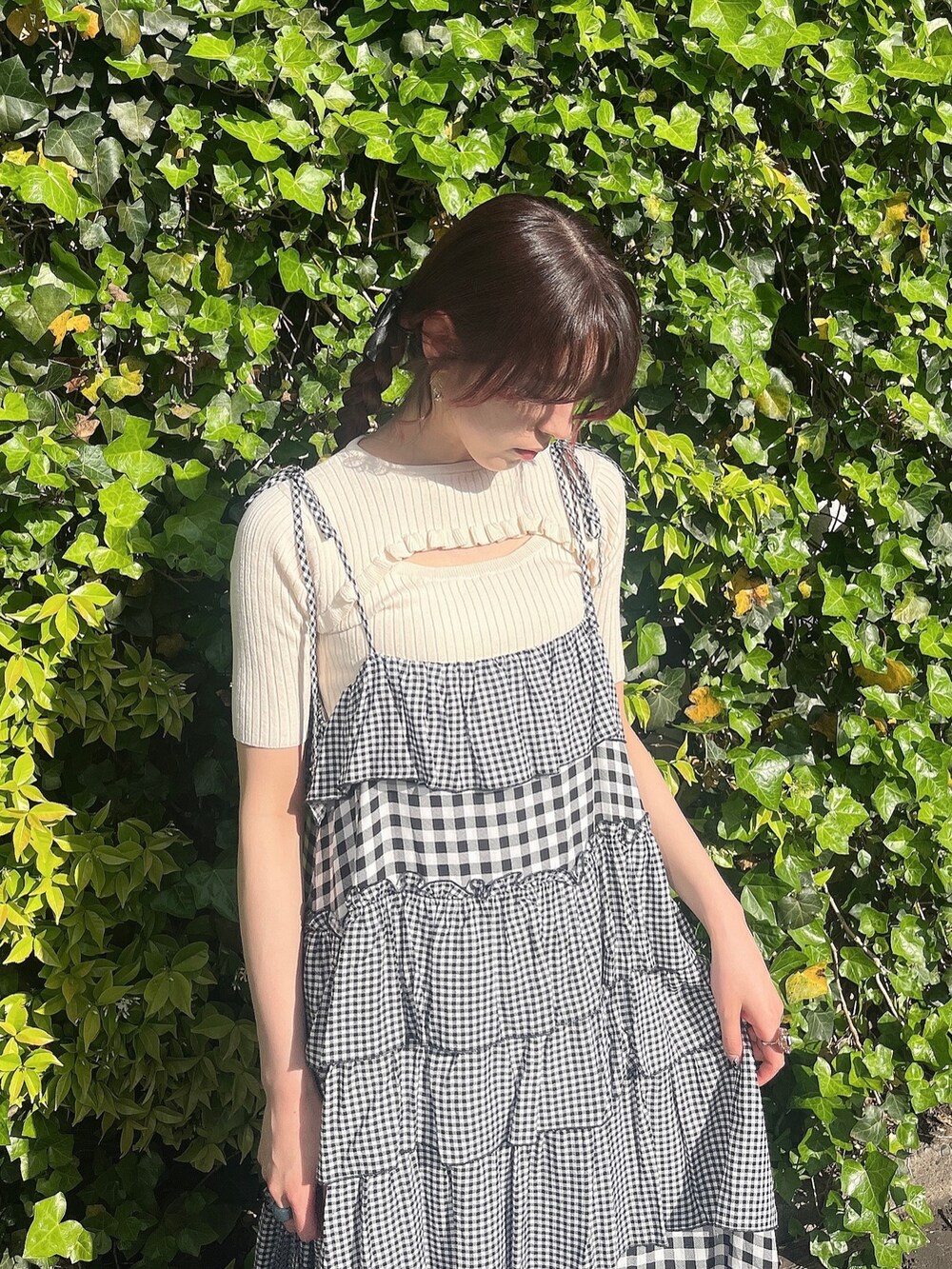 その他のワンピース、ホワイト系のサンダル、ホワイト系のニット/セーターを着用したレディースの春コーディネートの2枚目の写真