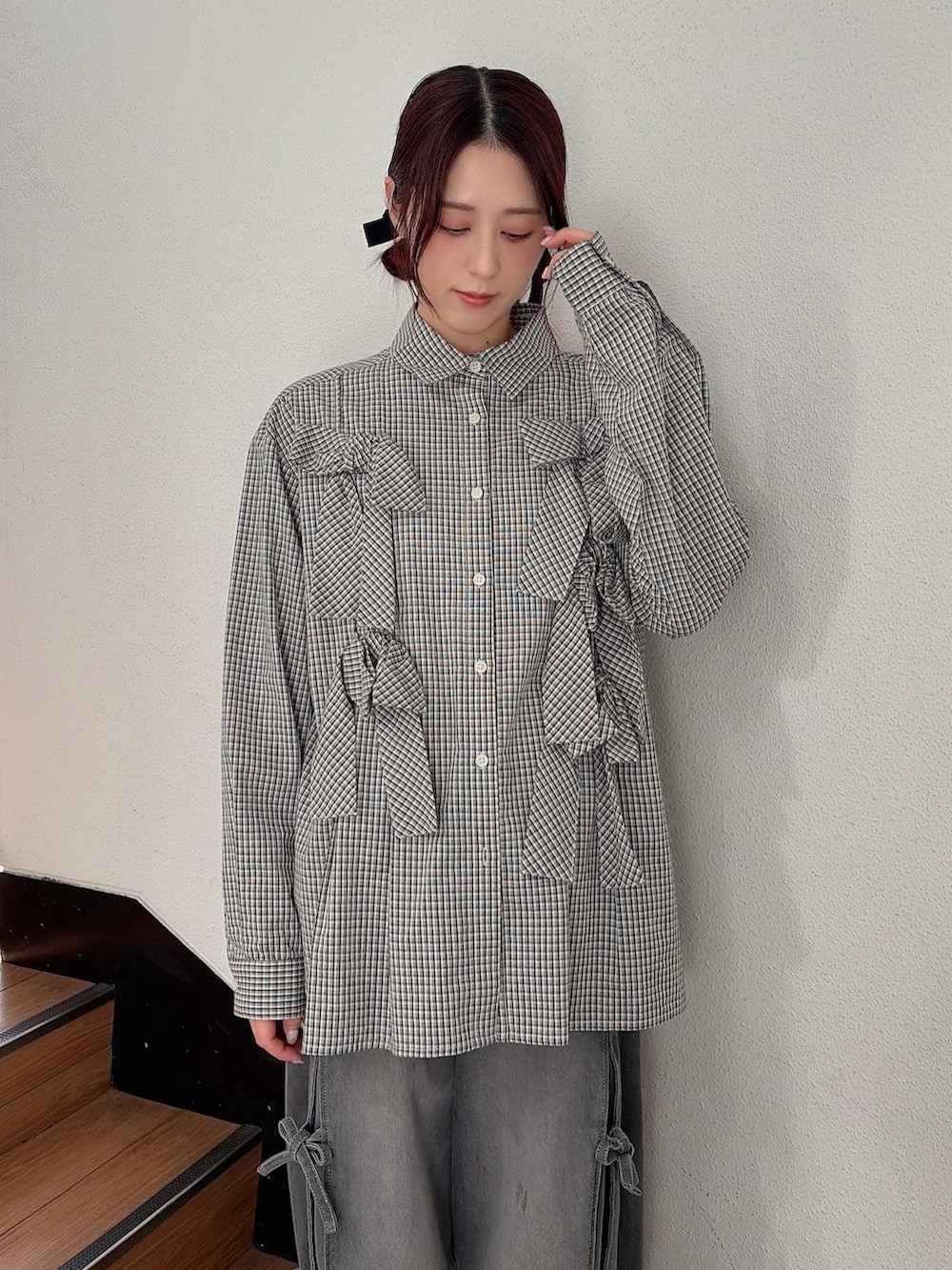 その他のシャツ/ブラウス、グレー系のデニムパンツ、ブラック系のスニーカーを着用したレディースの冬コーディネートの3枚目の写真