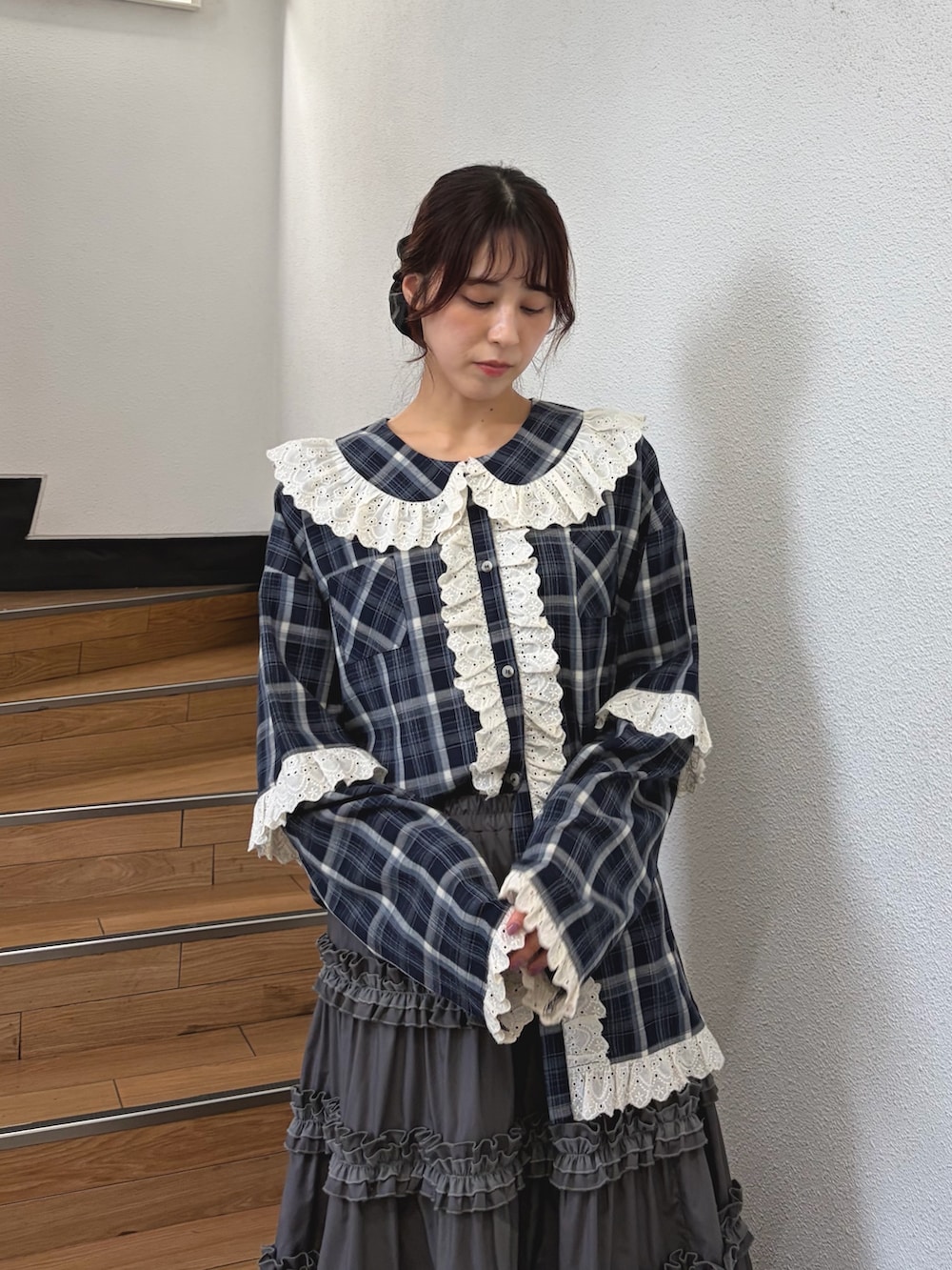 ブルー系のシャツ/ブラウス、グレー系のスカート、ブラック系のスニーカーを着用したレディースの夏コーディネートの3枚目の写真