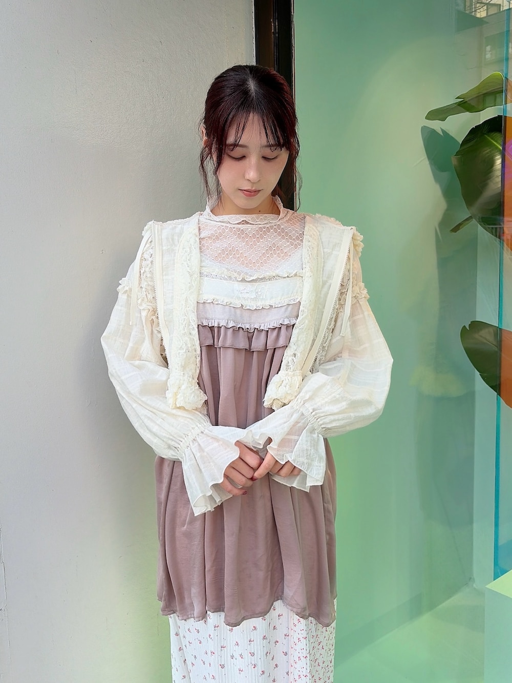 パープル系のその他トップス、ピンク系のスカート、ブルー系のスニーカーを着用したレディースの冬コーディネートの3枚目の写真