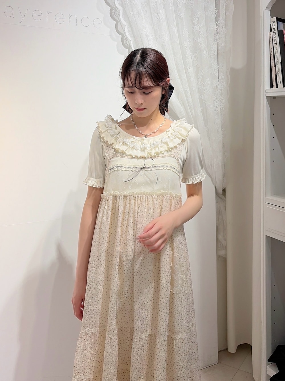 ホワイト系のワンピース、ホワイト系のTシャツ/カットソー、ホワイト系のその他パンツを着用したレディースの春コーディネートの3枚目の写真