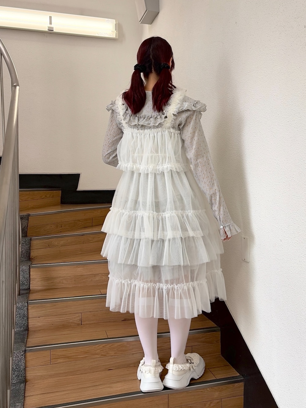 ブルー系のシャツ/ブラウス、ホワイト系のワンピース、ホワイト系のスニーカーを着用したレディースの夏コーディネートの2枚目の写真