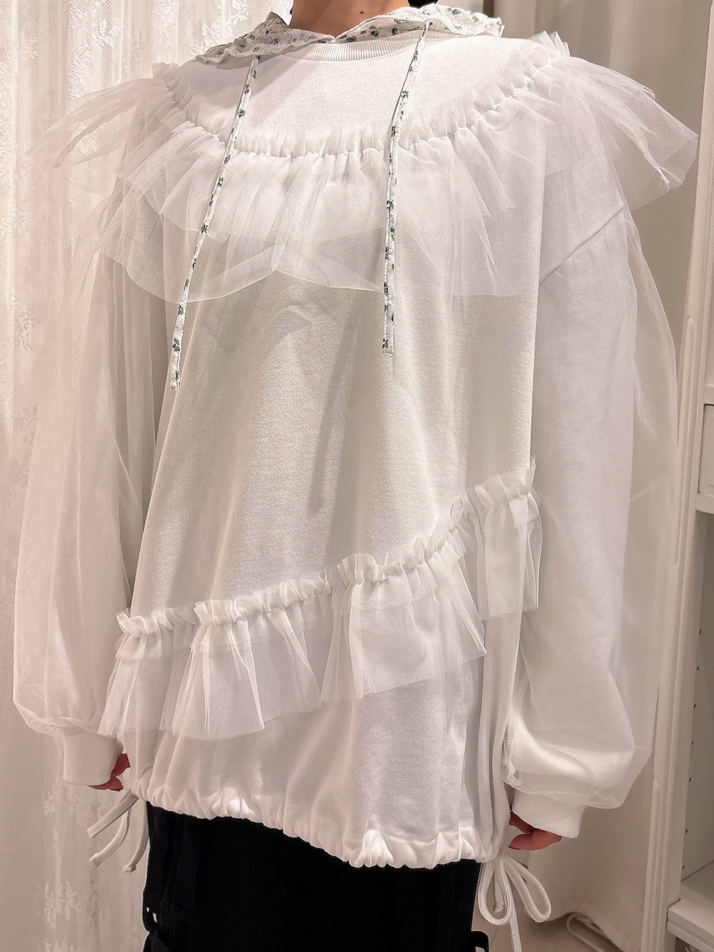 ホワイト系のスウェット、ブラック系のスカート、その他のTシャツ/カットソーを着用したレディースの夏コーディネートの5枚目の写真