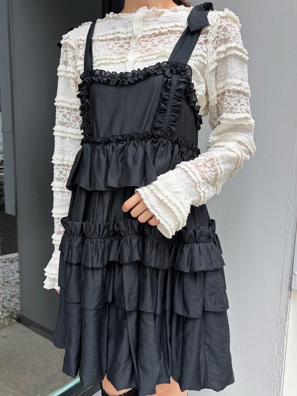 ホワイト系のTシャツ/カットソー、ブラック系のワンピース、ホワイト系のショルダーバッグを着用したレディースの夏コーディネートの6枚目の写真