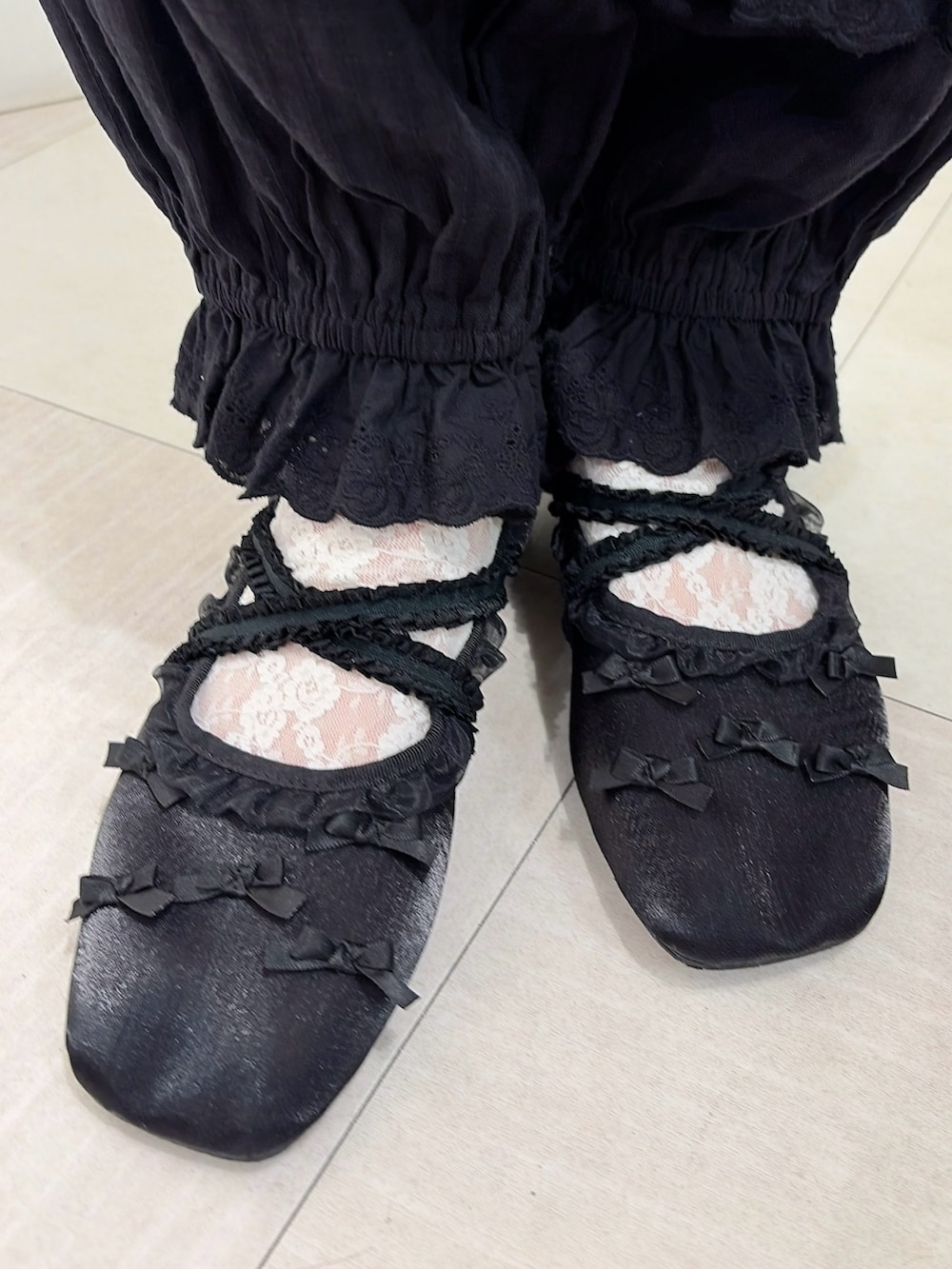 ピンク系のTシャツ/カットソー、ブラック系のスカート、ブラック系のその他パンツを着用したレディースの春コーディネートの7枚目の写真