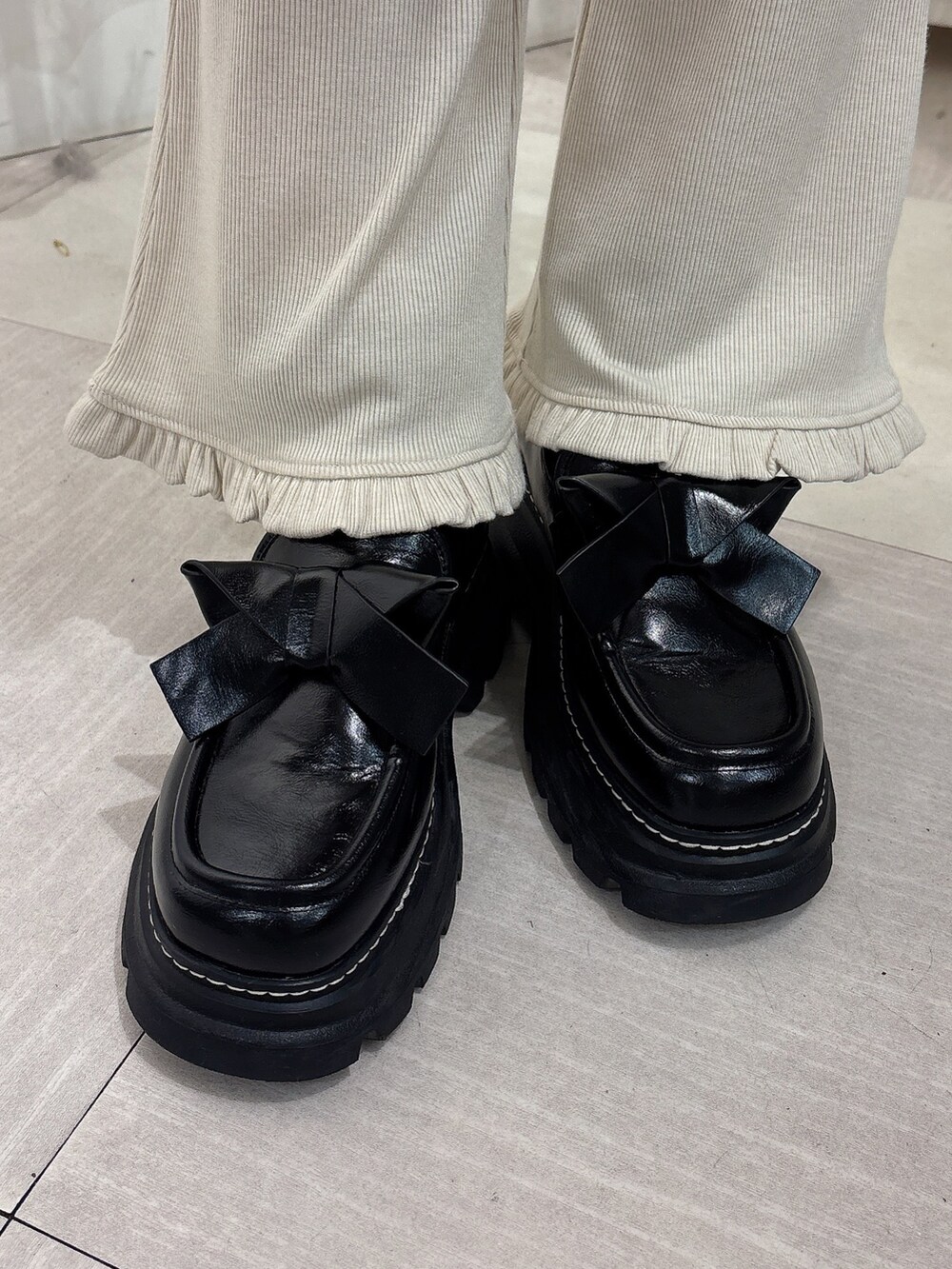 ホワイト系のカーディガン/ボレロ、ピンク系のワンピース、ホワイト系のスウェットパンツを着用したレディースの秋コーディネートの7枚目の写真