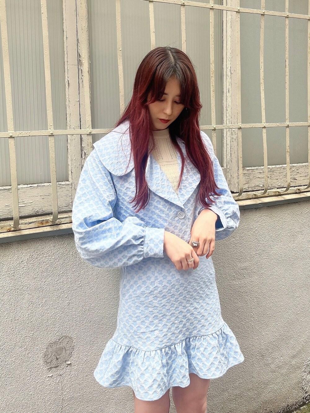 ブラック系のパンプス、ホワイト系のニット/セーター、ブルー系のテーラードジャケットを着用したレディースの春コーディネートの2枚目の写真