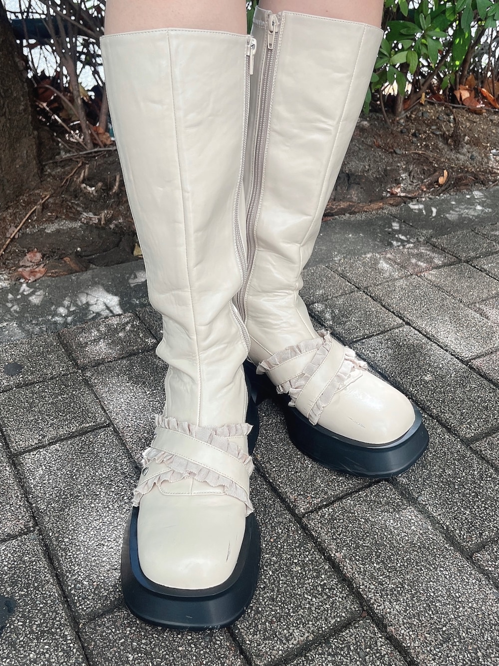 ホワイト系のブーツ、ブルー系のワンピース、ホワイト系のニット/セーターを着用したレディースの秋コーディネートの3枚目の写真