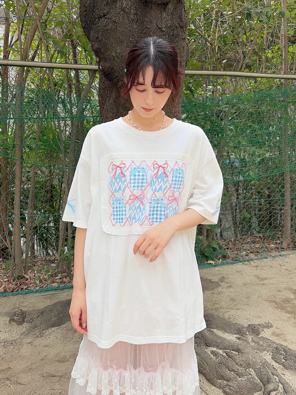 ピンク系のスカート、ピンク系のその他パンツ、ホワイト系のバレエシューズを着用したレディースの春コーディネートの3枚目の写真