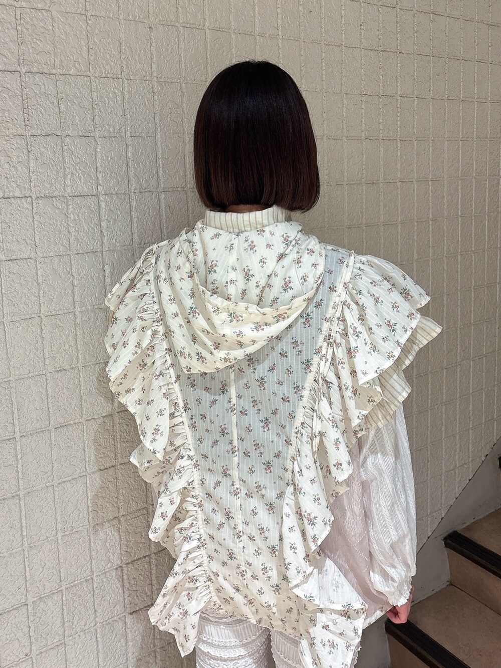 ピンク系のブルゾン、ホワイト系のその他パンツ、ブラック系のスニーカーを着用したレディースの春コーディネートの4枚目の写真