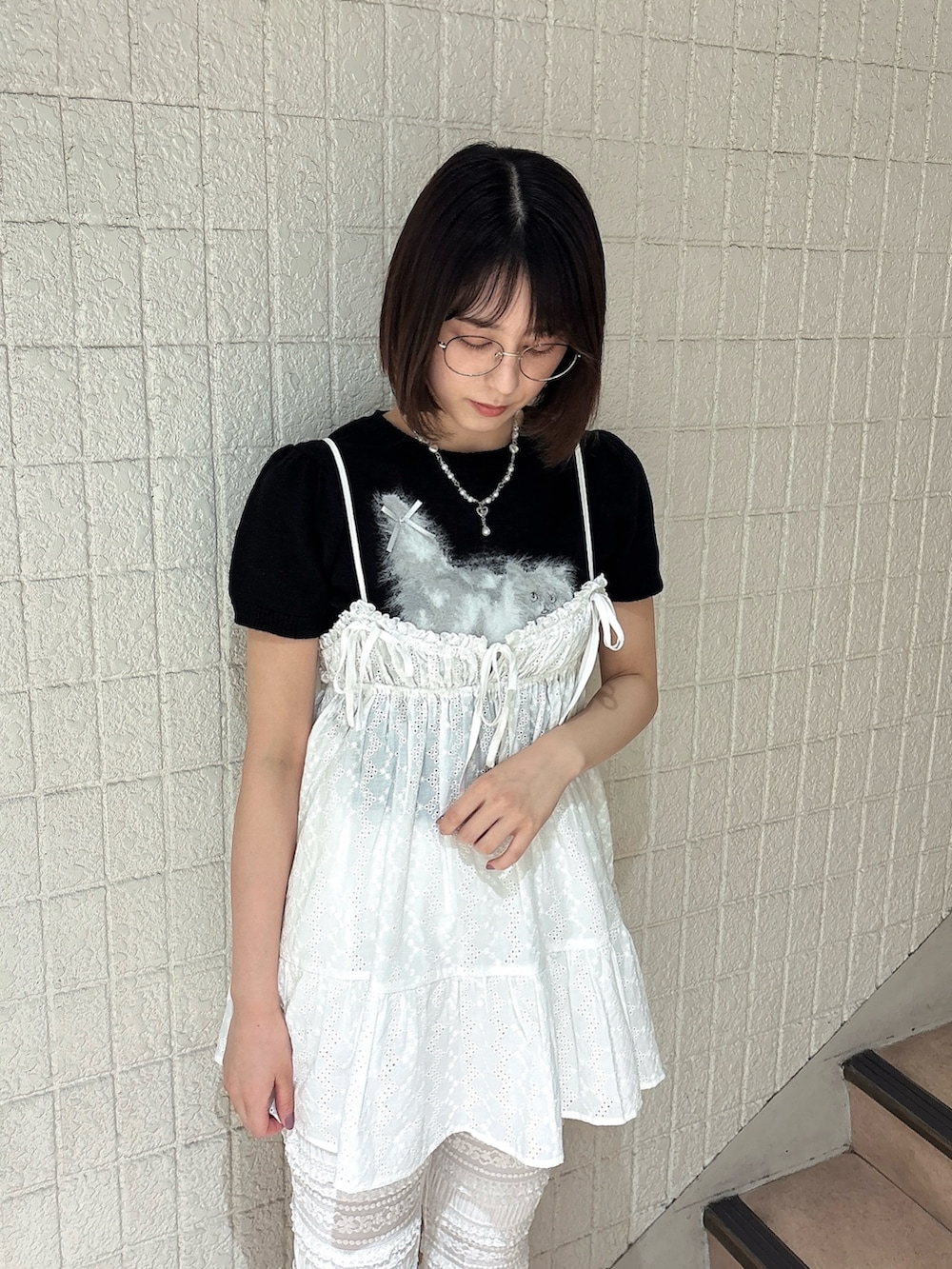ホワイト系のキャミソール、ホワイト系のその他パンツ、ブラック系のスニーカーを着用したレディースの春コーディネートの3枚目の写真