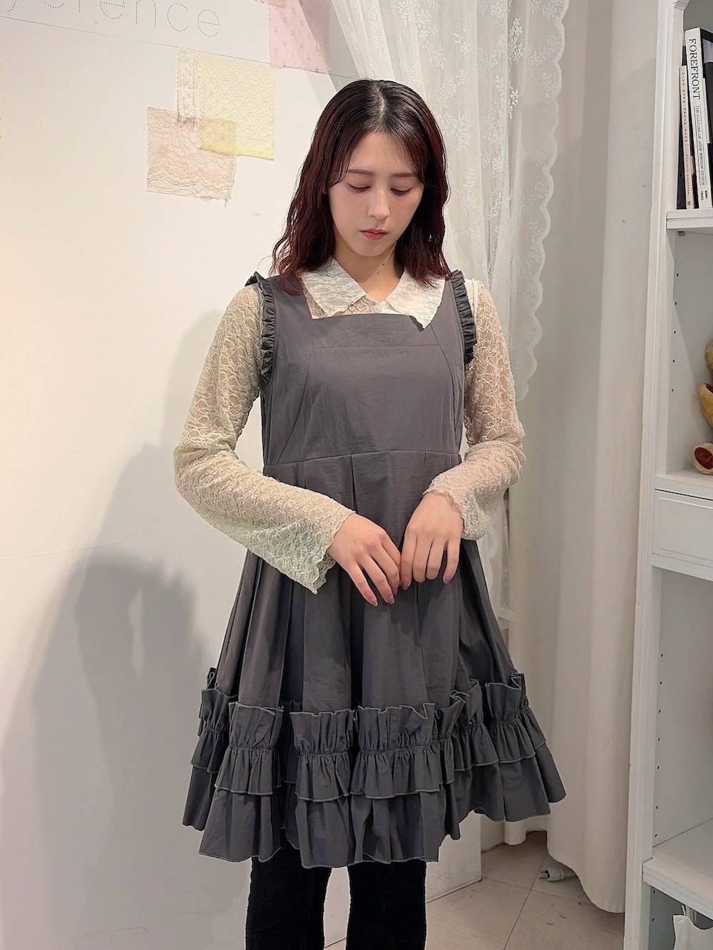 ベージュ系のシャツ/ブラウス、グレー系のワンピース、ブラック系のその他パンツを着用したレディースの冬コーディネートの3枚目の写真