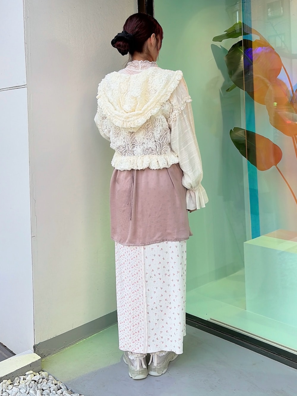 パープル系のその他トップス、ピンク系のスカート、ブルー系のスニーカーを着用したレディースの冬コーディネートの2枚目の写真