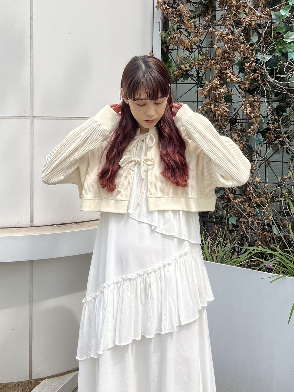 ホワイト系のTシャツ/カットソー、ホワイト系のワンピース、ピンク系のハンドバッグを着用したレディースの春コーディネートの2枚目の写真