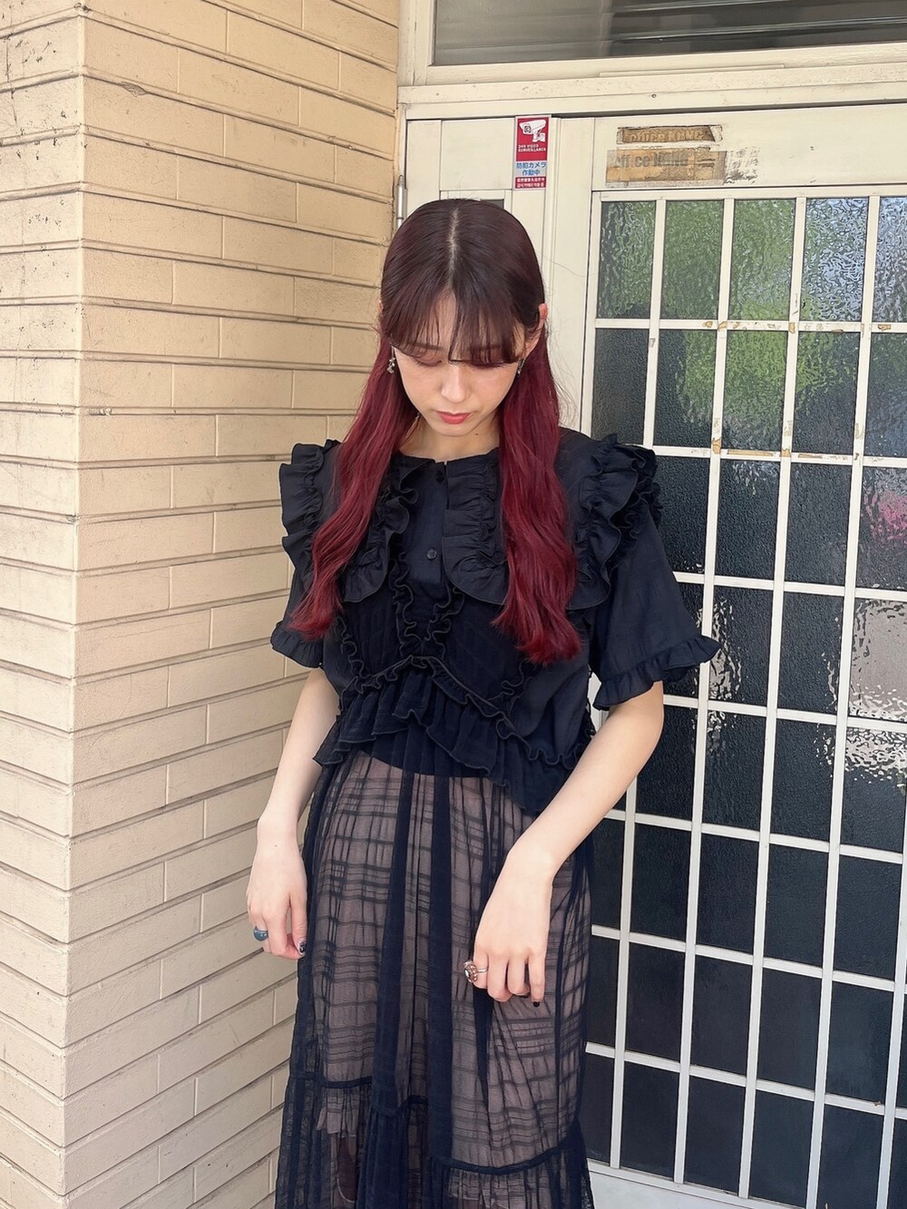 ブラック系のシャツ/ブラウス、ブラック系のワンピース、ピンク系のその他パンツを着用したレディースの春コーディネートの2枚目の写真