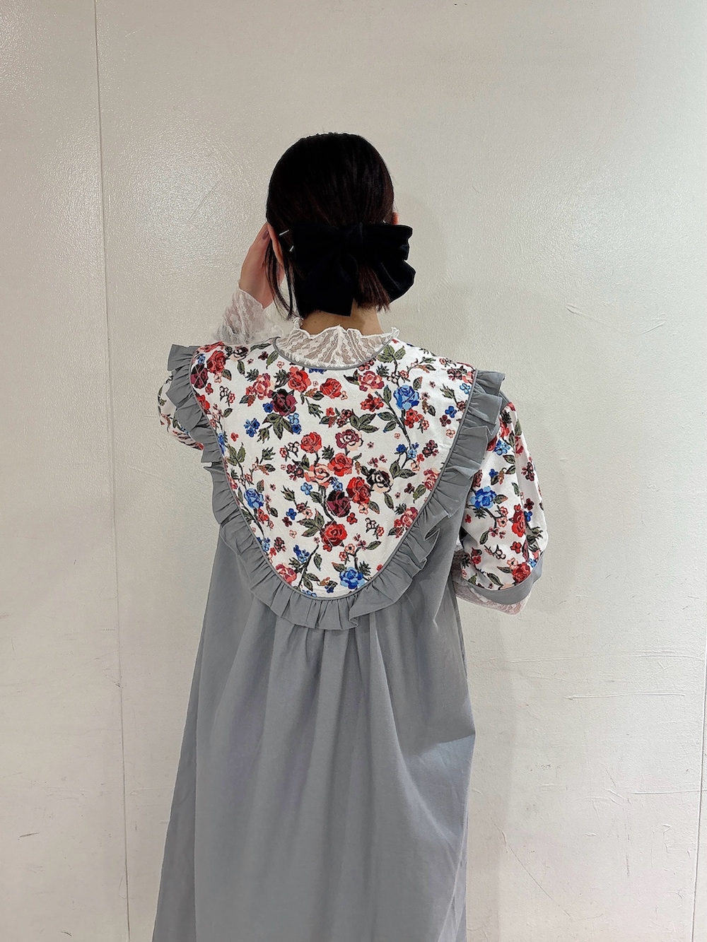 グレー系のワンピース、ホワイト系のTシャツ/カットソー、ホワイト系のローファーを着用したレディースの春コーディネートの4枚目の写真