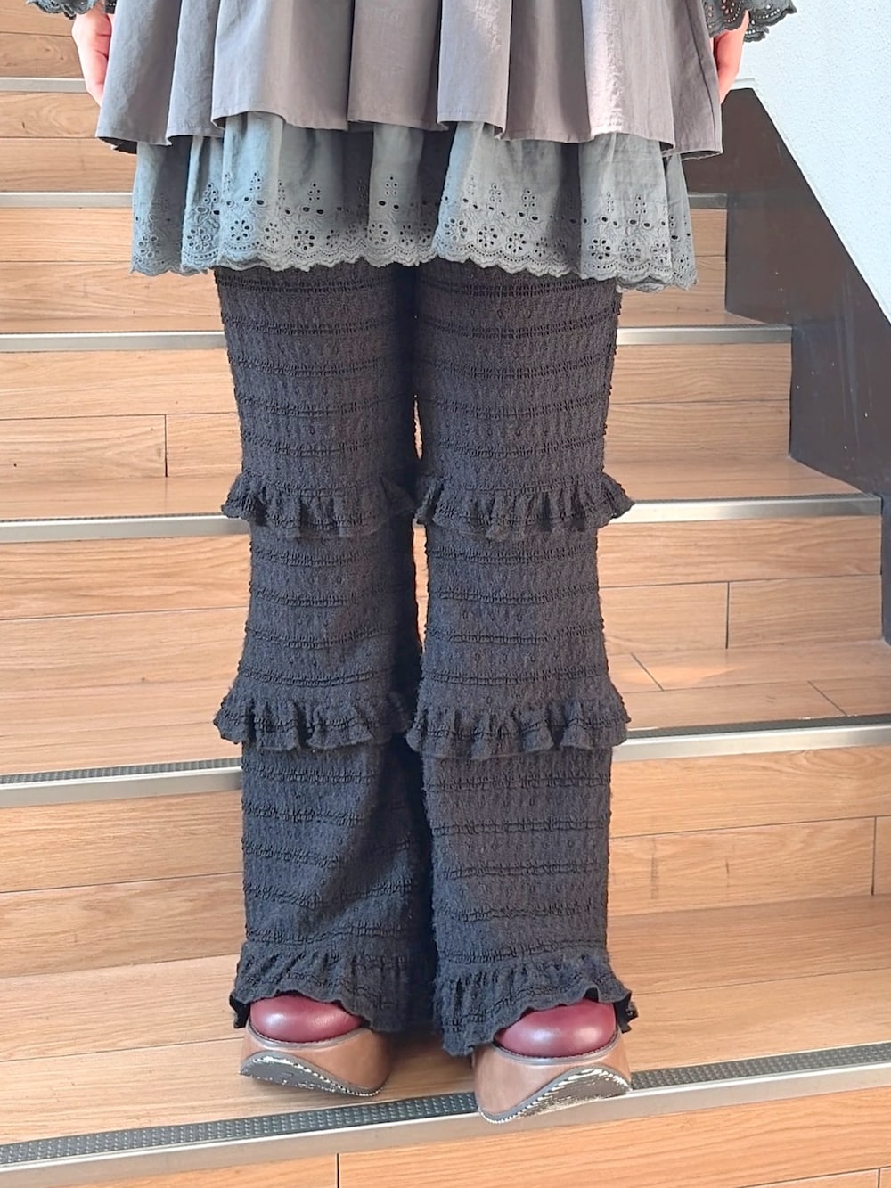 グレー系のワンピース、ホワイト系のショルダーバッグ、ブラック系のその他パンツを着用したレディースの夏コーディネートの7枚目の写真