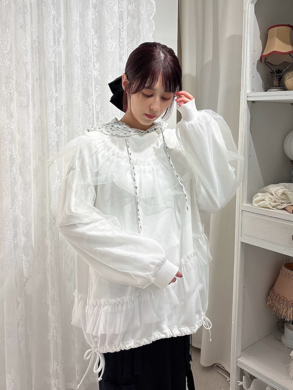 ホワイト系のスウェット、ブラック系のスカート、その他のTシャツ/カットソーを着用したレディースの夏コーディネートの3枚目の写真
