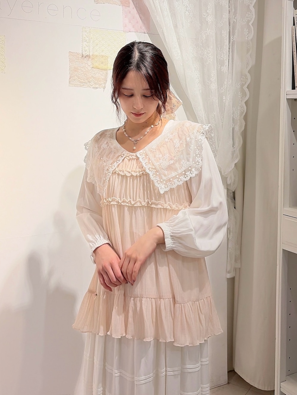 ホワイト系のワンピース、ピンク系のTシャツ/カットソー、ホワイト系のバレエシューズを着用したレディースの冬コーディネートの3枚目の写真