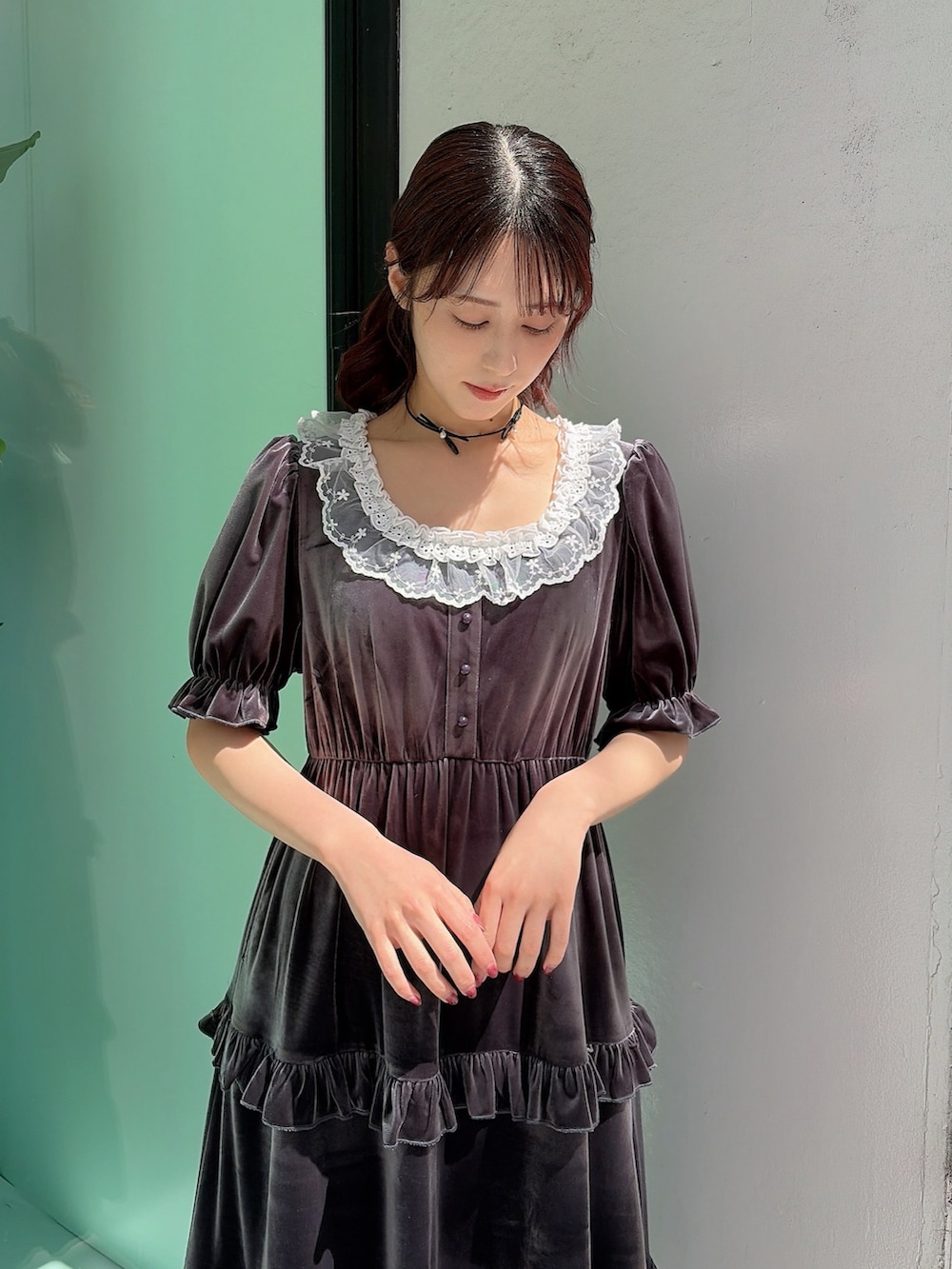ブラック系のサンダル、グレー系のワンピースを着用したレディースの春コーディネートの3枚目の写真