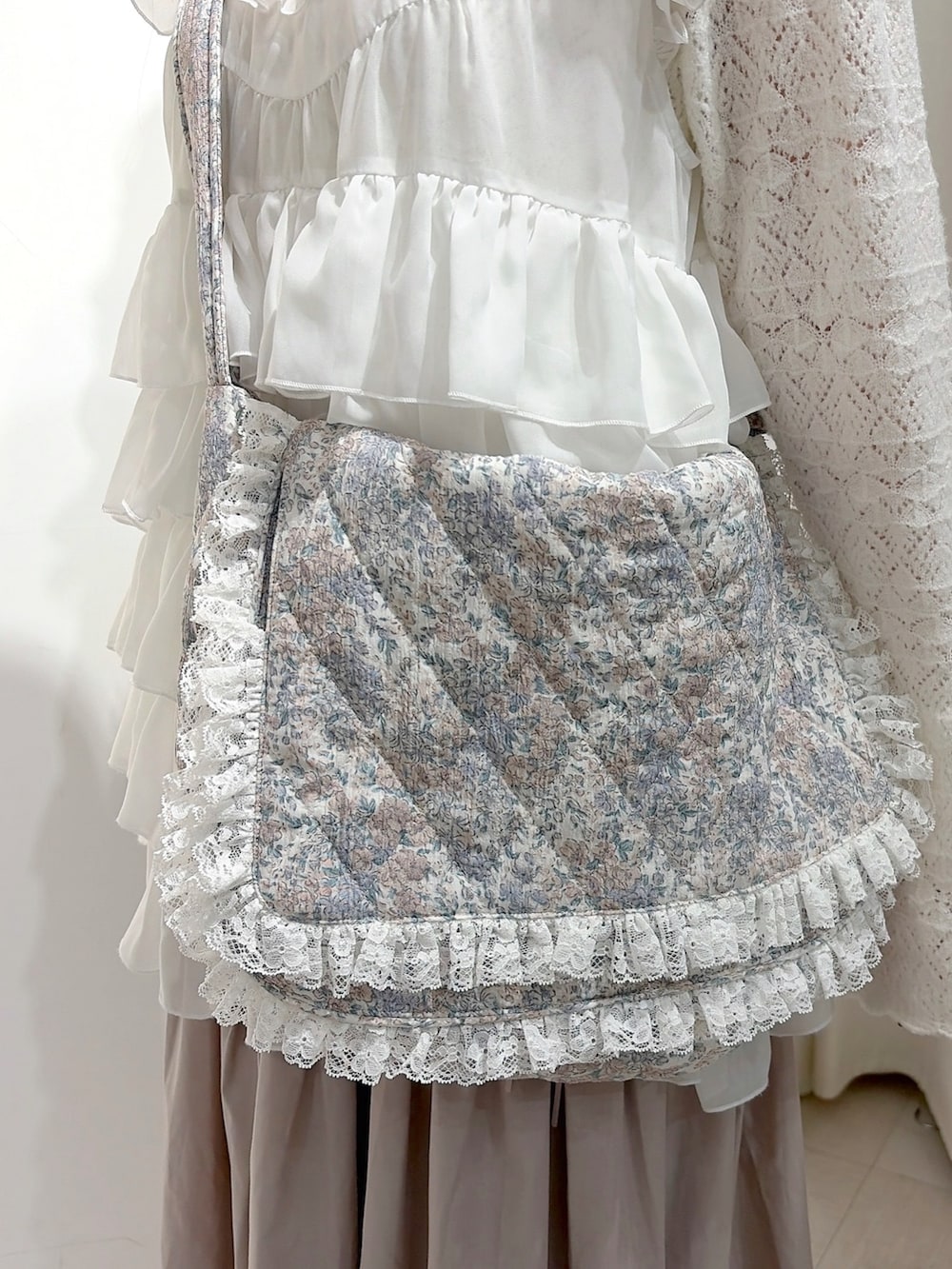 ホワイト系のニット/セーター、ホワイト系のシャツ/ブラウス、ピンク系のスカートを着用したレディースの秋コーディネートの8枚目の写真