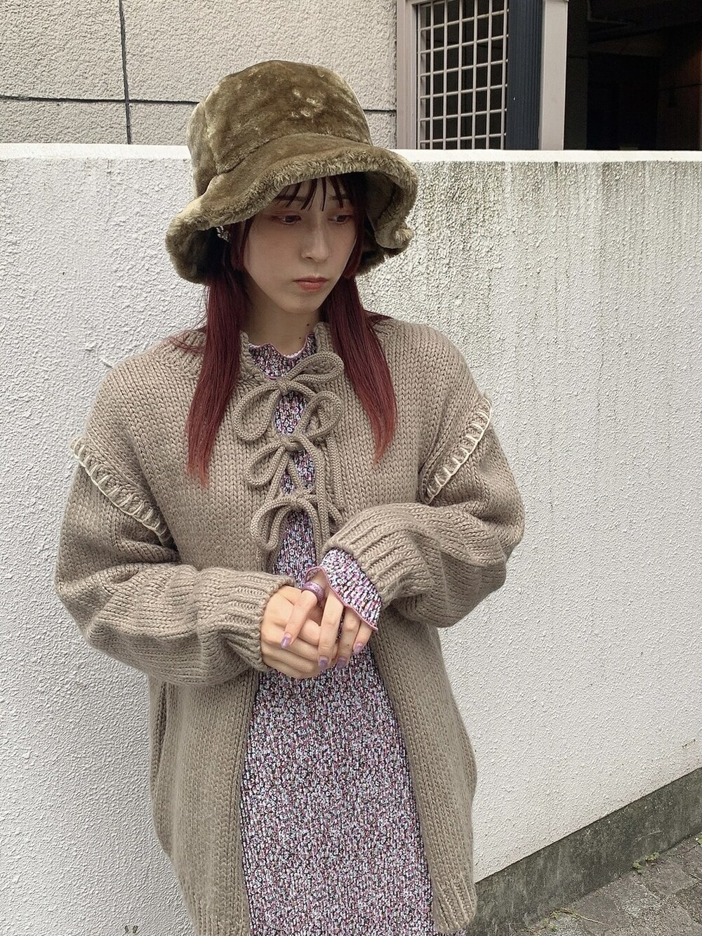 ピンク系のワンピース、ピンク系のパンプス、ベージュ系のカーディガン/ボレロを着用したレディースの秋コーディネートの2枚目の写真