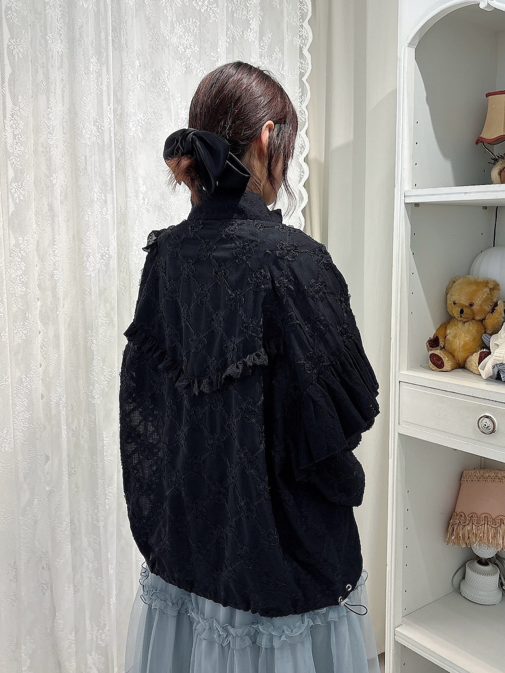 ブルー系のワンピース、ブラック系のブーツ、ブラック系のブルゾンを着用したレディースの夏コーディネートの4枚目の写真