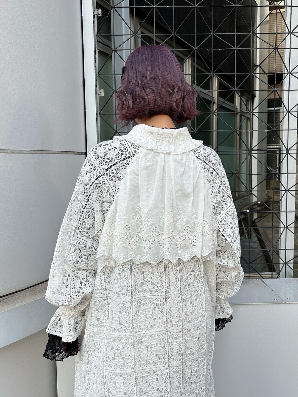 ホワイト系のトレンチコート、ブラック系のTシャツ/カットソー、レッド系のスウェットパンツを着用したレディースの春コーディネートの4枚目の写真
