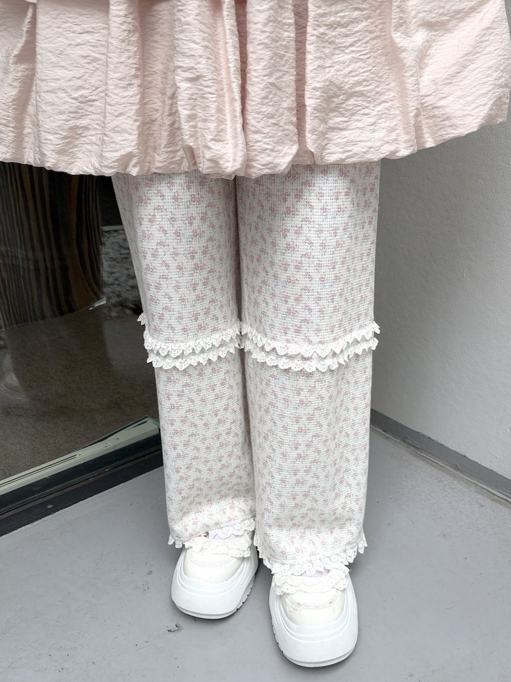 ホワイト系のTシャツ/カットソー、ピンク系のワンピース、ピンク系のカーゴパンツを着用したレディースの夏コーディネートの7枚目の写真