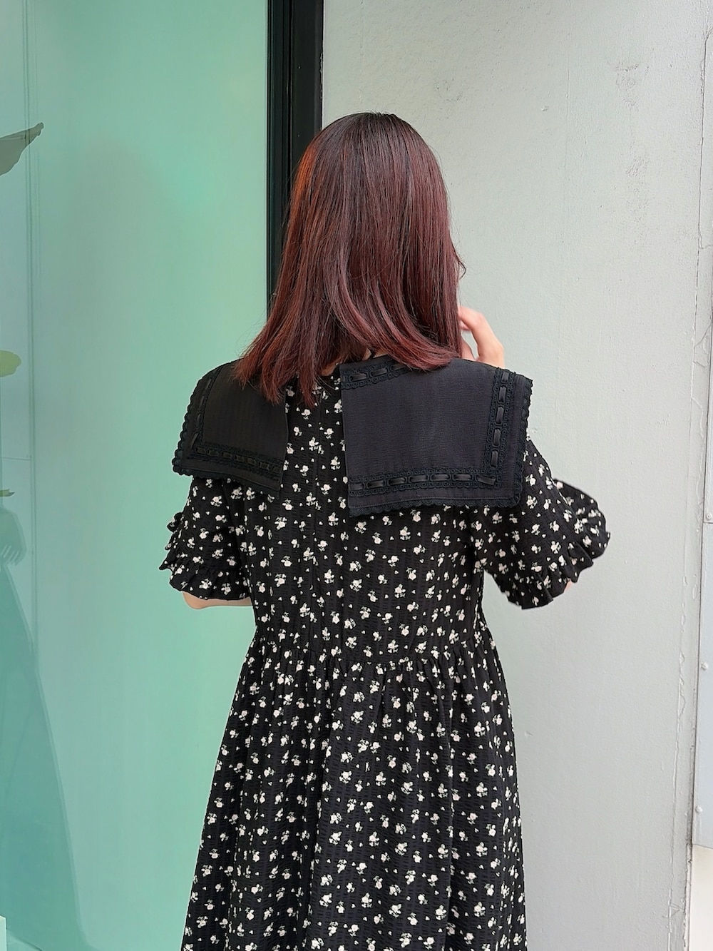 ブラック系のワンピース、ブラック系のサンダルを着用したレディースの春コーディネートの4枚目の写真