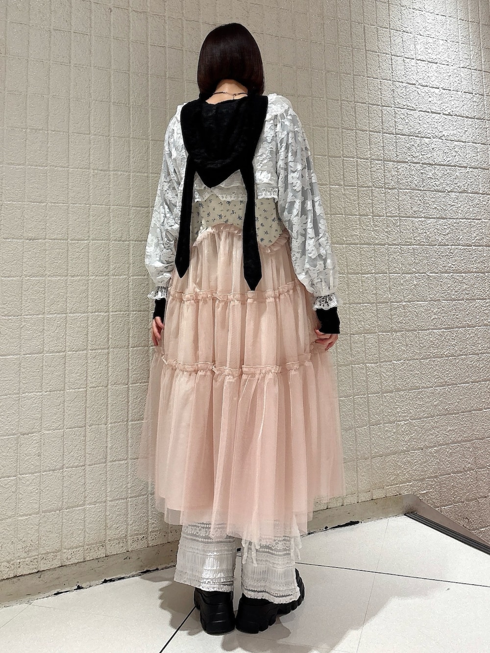 ピンク系のワンピース、ホワイト系のその他パンツ、ブラック系のローファーを着用したレディースの春コーディネートの2枚目の写真