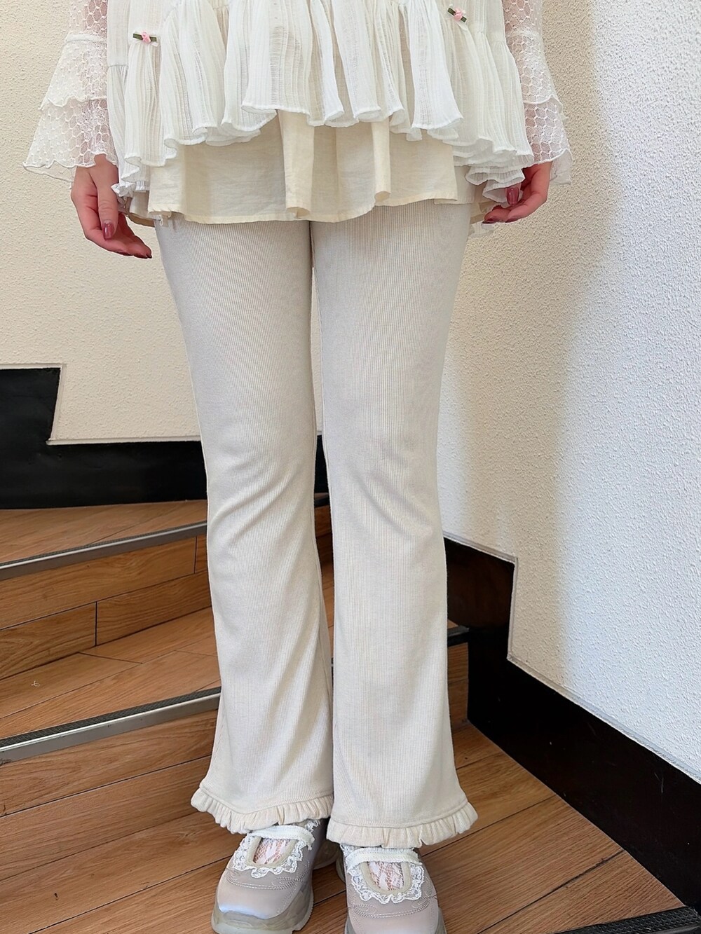 ホワイト系のTシャツ/カットソー、ホワイト系のショルダーバッグ、ホワイト系のスウェットパンツを着用したレディースの春コーディネートの7枚目の写真