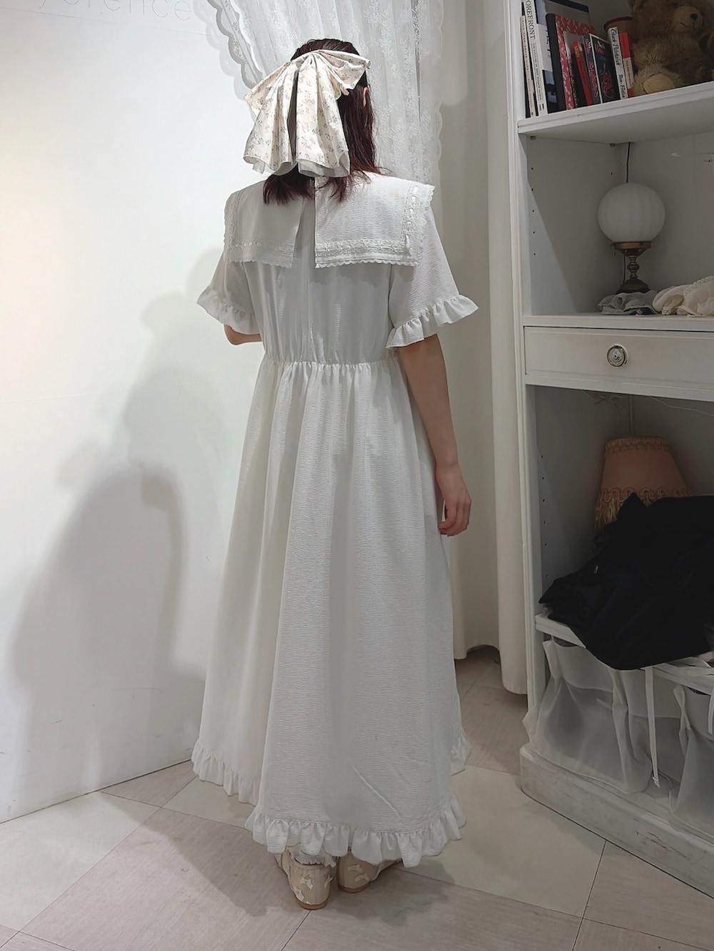 ホワイト系のワンピース、ホワイト系のバレエシューズを着用したレディースの春コーディネートの2枚目の写真