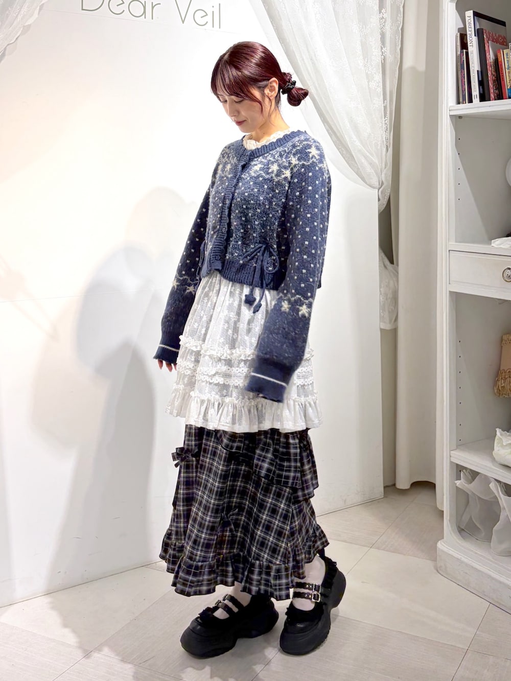 ホワイト系のTシャツ/カットソー、ブラック系のスカート、ホワイト系のスカートを着用したレディースの夏コーディネートの3枚目の写真