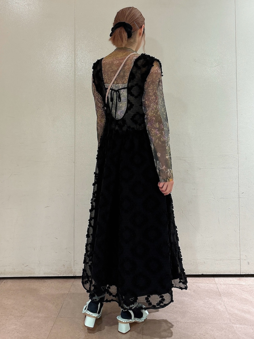 ブラック系のジャンパースカート、グリーン系のサンダル、ピンク系のショルダーバッグを着用したレディースの夏コーディネートの2枚目の写真