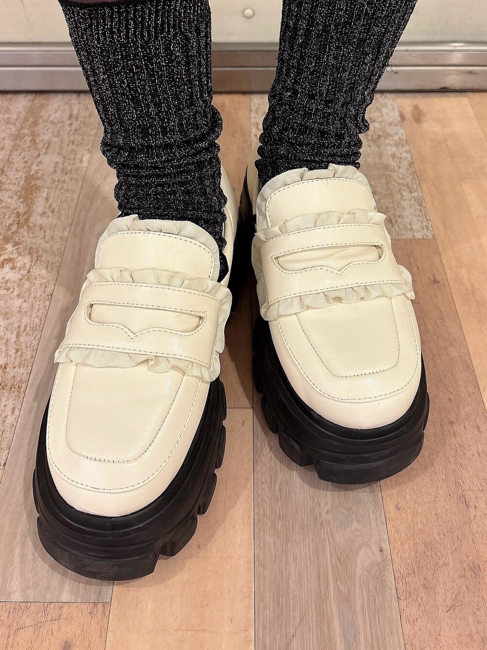 ブルー系のニット/セーター、ブルー系のスカート、ホワイト系のローファーを着用したレディースの冬コーディネートの7枚目の写真