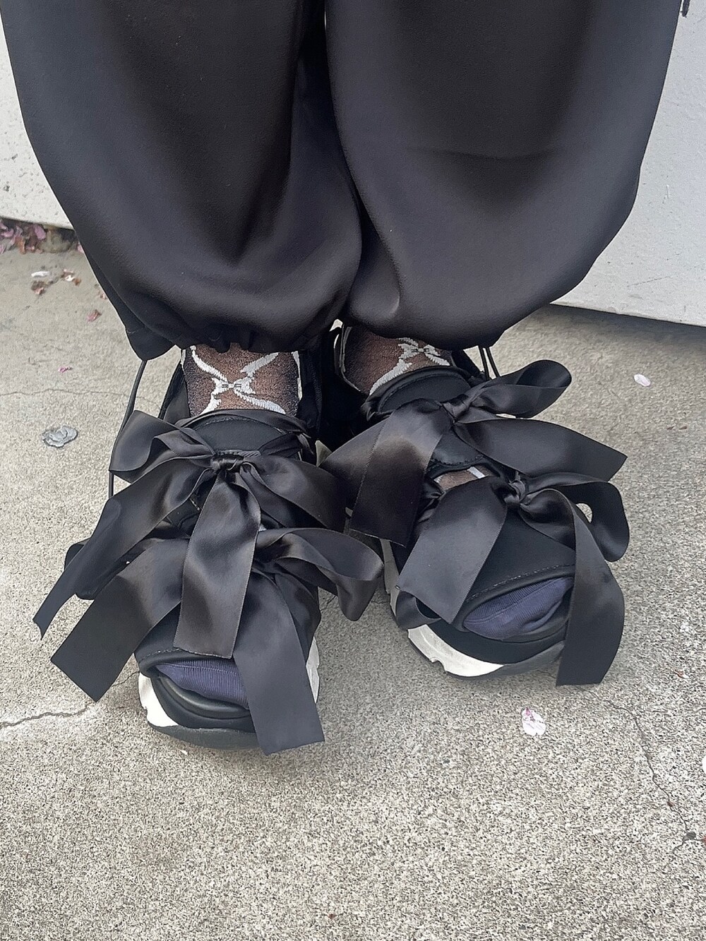 ブラック系のサンダル、ブラック系のカーゴパンツ、ブルー系のTシャツ/カットソーを着用したレディースの春コーディネートの3枚目の写真