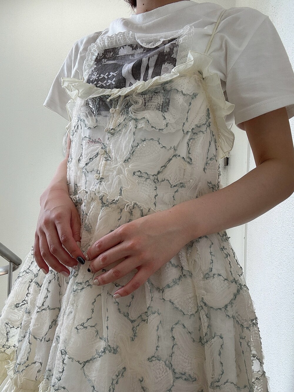 グリーン系のワンピース、ブラウン系のブーツ、ホワイト系のTシャツ/カットソーを着用したレディースの夏コーディネートの5枚目の写真