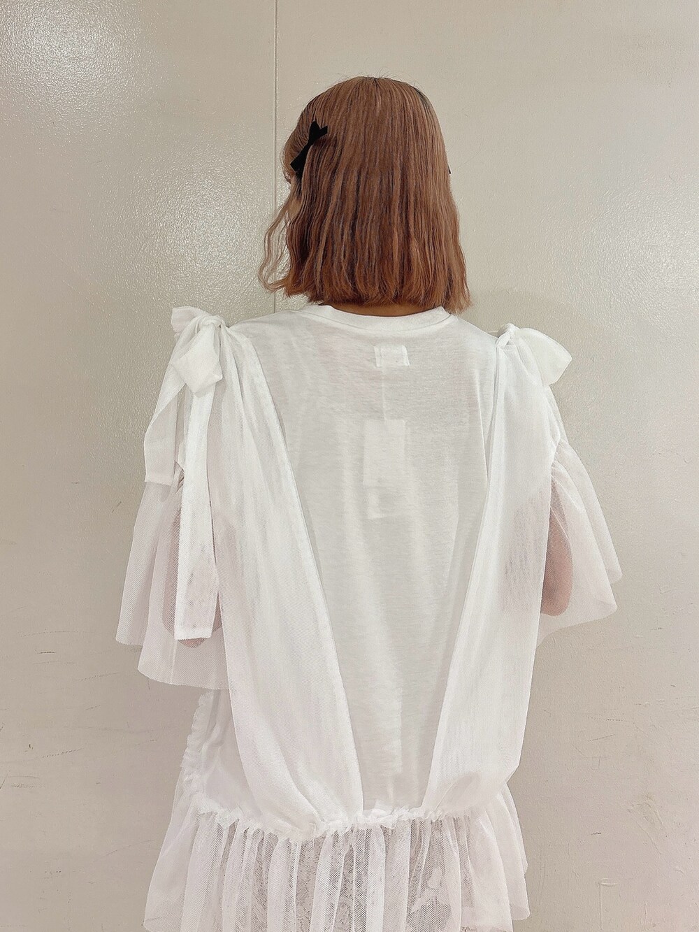 ホワイト系のスカート、ホワイト系のTシャツ/カットソー、ピンク系のスウェットパンツを着用したレディースの春コーディネートの4枚目の写真