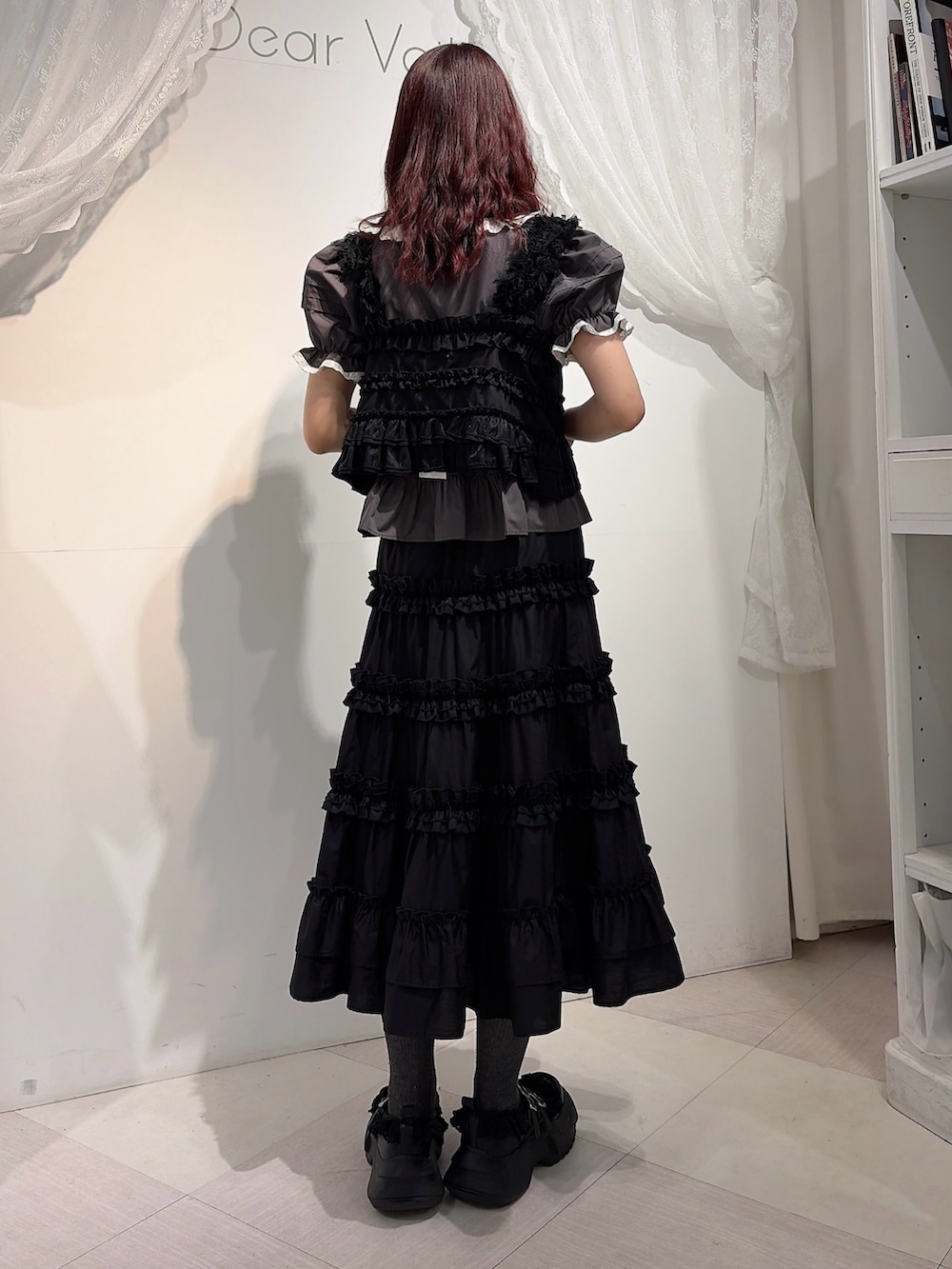 ブラック系のキャミソール、グレー系のシャツ/ブラウス、ブラック系のスカートを着用したレディースの春コーディネートの2枚目の写真