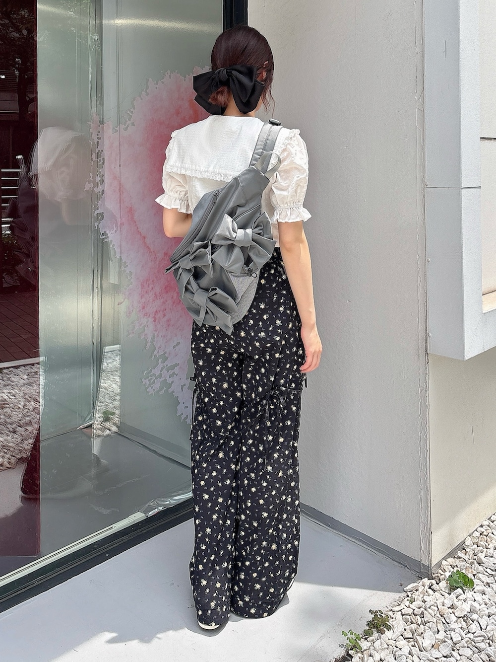 ホワイト系のシャツ/ブラウス、ブラック系のスラックス、ホワイト系のスニーカーを着用したレディースの春コーディネートの2枚目の写真