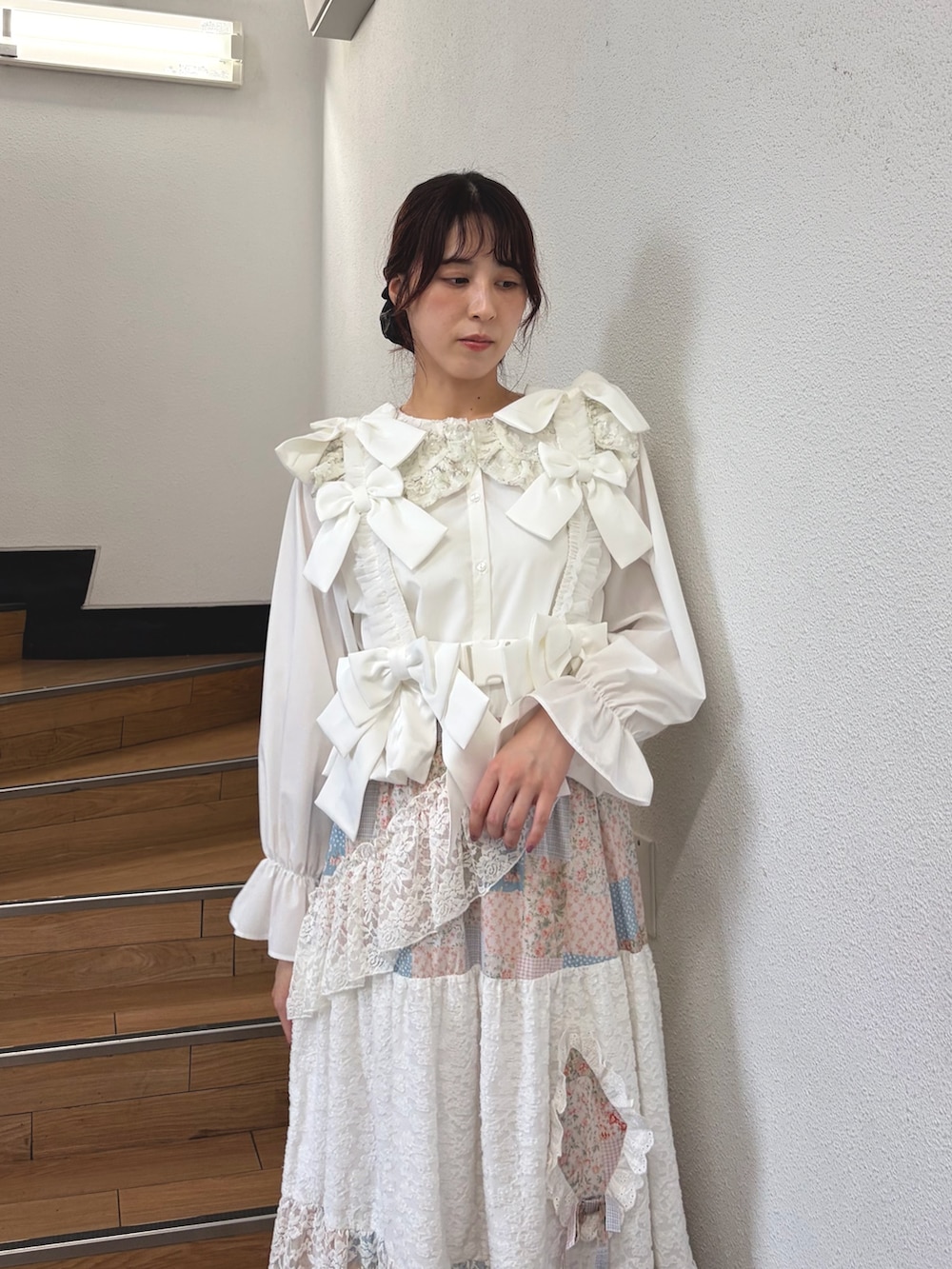 ホワイト系のシャツ/ブラウス、ピンク系のスカート、ブルー系のハンドバッグを着用したレディースの夏コーディネートの4枚目の写真