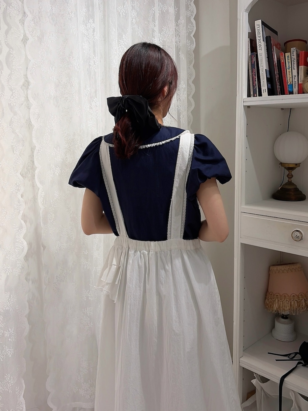 ブルー系のシャツ/ブラウス、ホワイト系のワンピース、グレー系のその他パンツを着用したレディースの春コーディネートの4枚目の写真