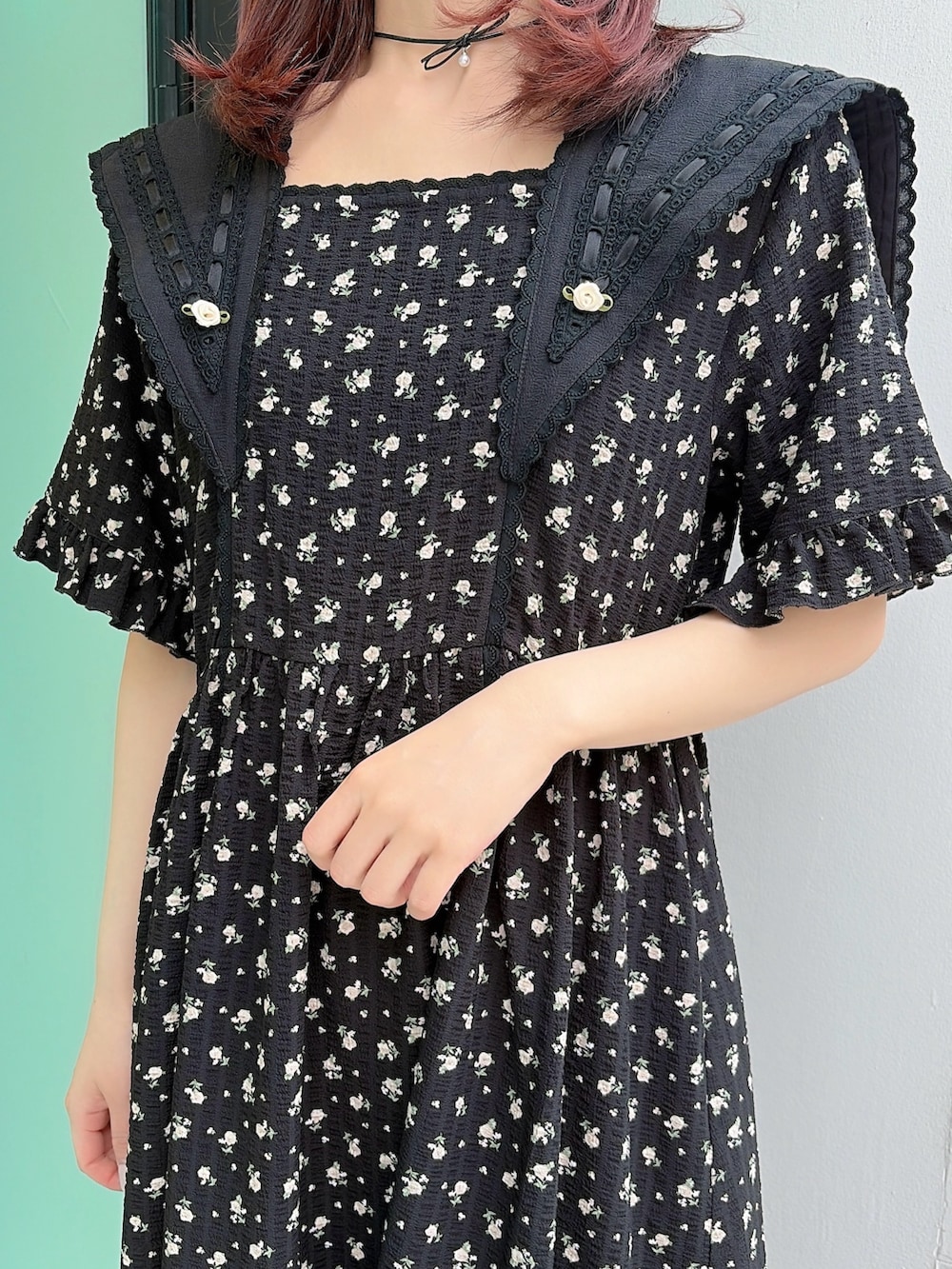 ブラック系のワンピース、ブラック系のサンダルを着用したレディースの春コーディネートの5枚目の写真