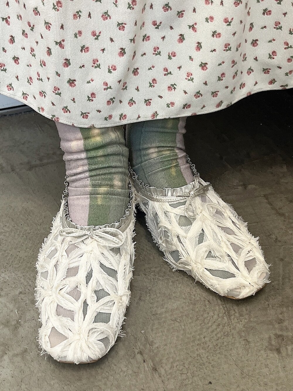 ブラック系のシャツ/ブラウス、ホワイト系のジャンパースカート、ホワイト系のパンプスを着用したレディースの秋コーディネートの3枚目の写真