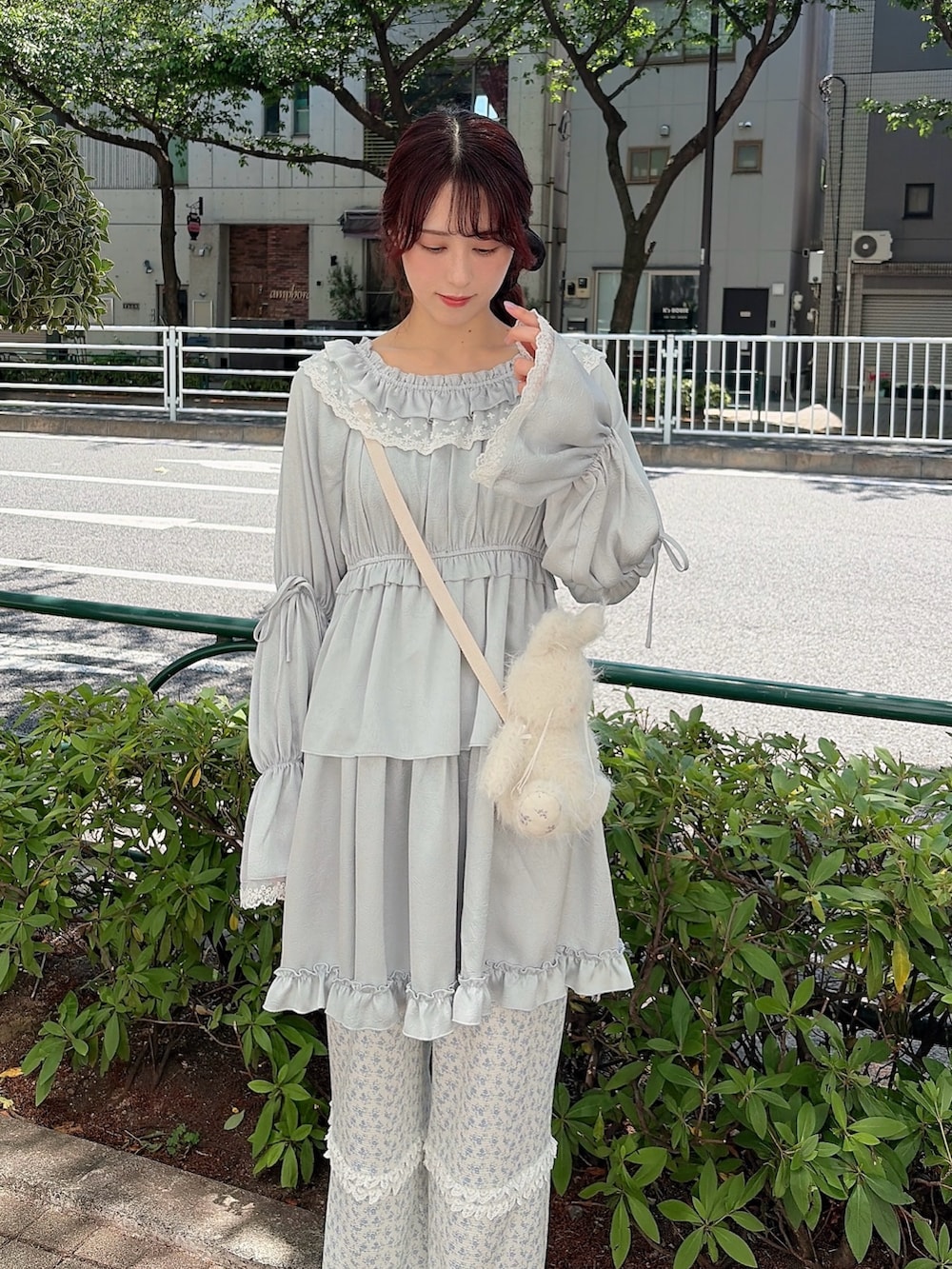 ブルー系のワンピース、ホワイト系のショルダーバッグ、ブルー系のカーゴパンツを着用したレディースの春コーディネートの3枚目の写真