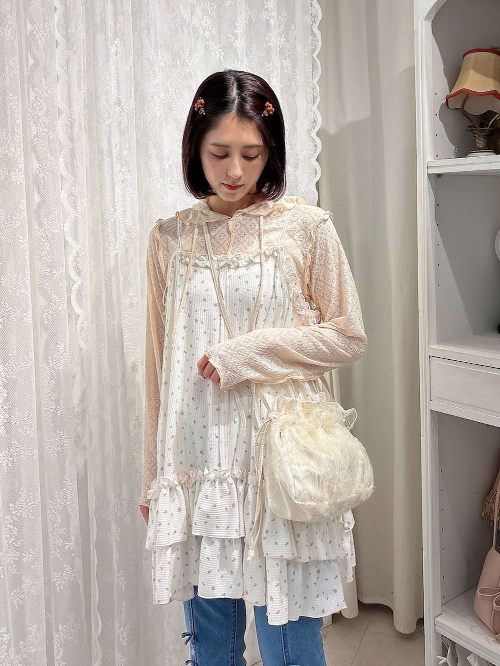 ピンク系のTシャツ/カットソー、ピンク系のワンピース、ホワイト系のショルダーバッグを着用したレディースの夏コーディネートの3枚目の写真