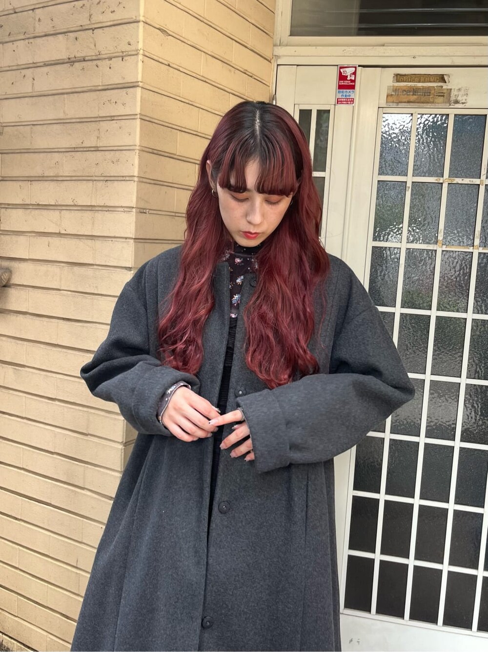 グレー系のTシャツ/カットソー、ブラウン系のブーツ、ブラック系のワンピースを着用したレディースの夏コーディネートの3枚目の写真