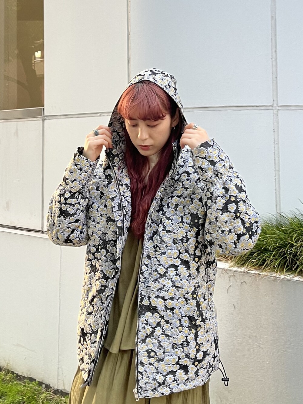 ブラック系のハンドバッグ、ホワイト系のニット/セーター、ブラウン系のブーツを着用したレディースの夏コーディネートの4枚目の写真