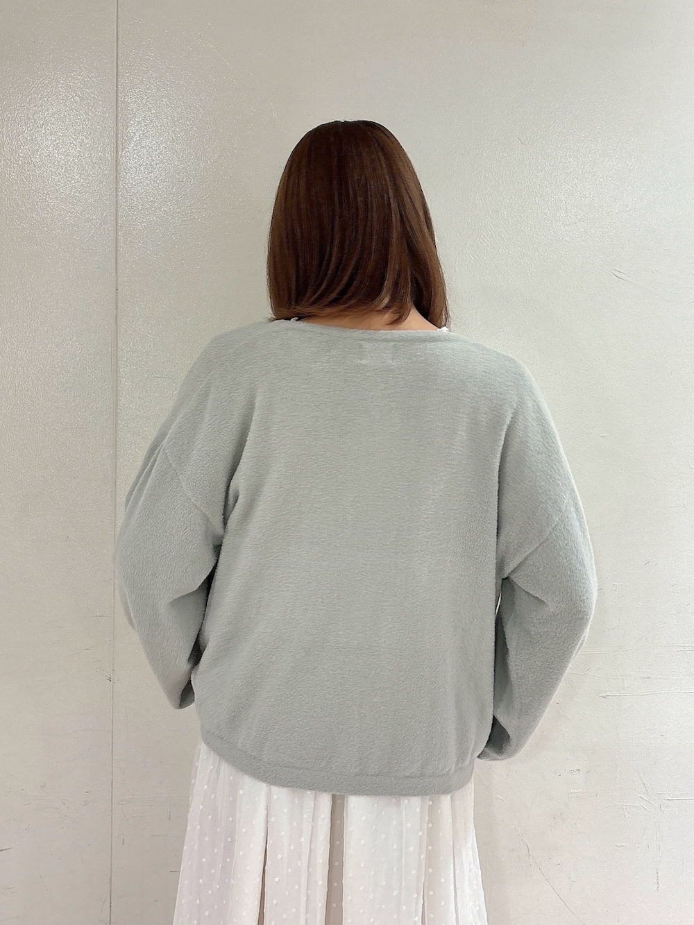 ホワイト系のワンピース、グレー系のカーディガン/ボレロ、ホワイト系のTシャツ/カットソーを着用したレディースの秋コーディネートの4枚目の写真